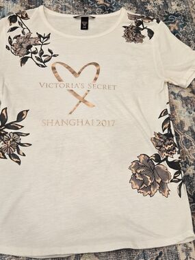 ✨️Rare Victoria's Secret Fashion Show Gold FOIL Tee